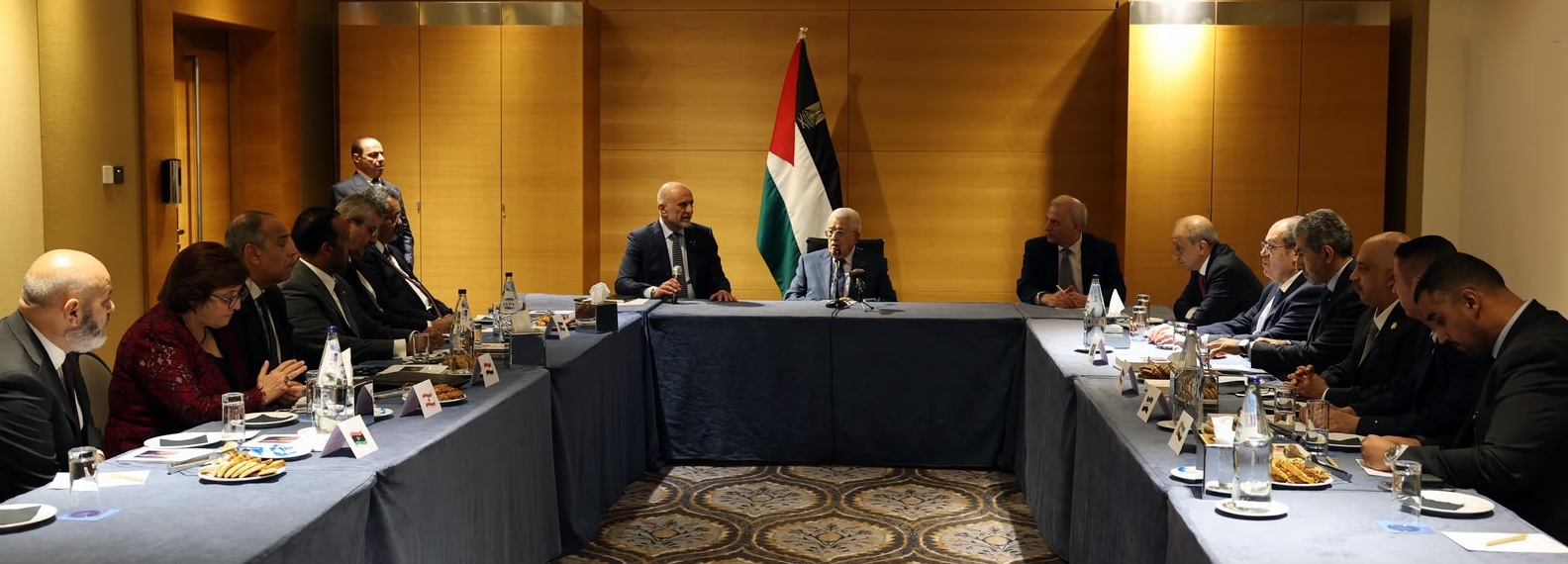 الرئيس محمود عباس يلتقي السفراء العرب في العاصمة القبرصية نيقوسيا
