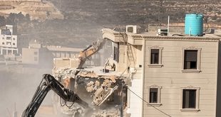 الاحتلال يهدم عمارة سكنية في الخليل ويغلق مداخل المدينة ومخارجها