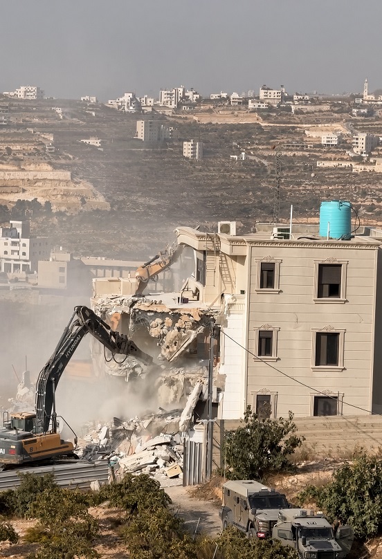الاحتلال يهدم عمارة سكنية في الخليل ويغلق مداخل المدينة ومخارجها