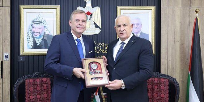 وزير الداخلية زياد هب الريح يلتقي رئيس مكتب تمثيل مملكة هولندا لدى دولة فلسطين لمناسبة انتهاء مهامه