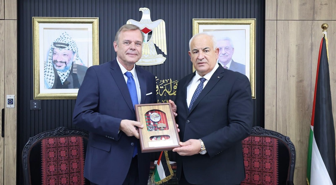 وزير الداخلية زياد هب الريح يلتقي رئيس مكتب تمثيل مملكة هولندا لدى دولة فلسطين لمناسبة انتهاء مهامه