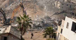 جرافات الاحتلال تهدم مباني في منطقة الكسارة المحاذية لمخيم قلنديا شمال القدس