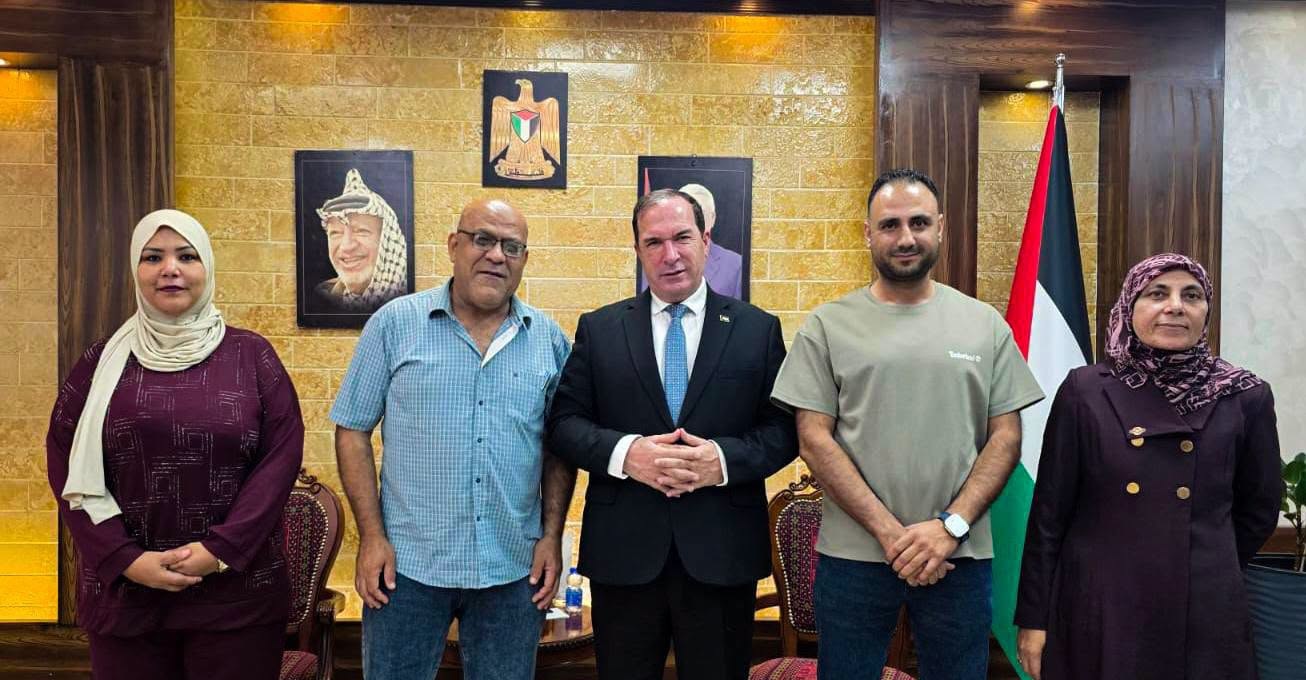 محافظ طولكرم اللواء د. كميل يستقبل وفداً من جمعية مكافحة الفقر المدقع