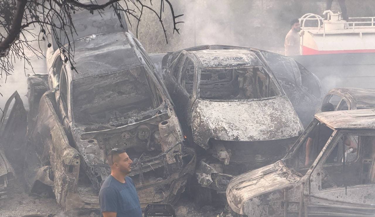 مستوطنون يهاجمون منازل ويحرقون مركبة صحفي أجنبي في المغير