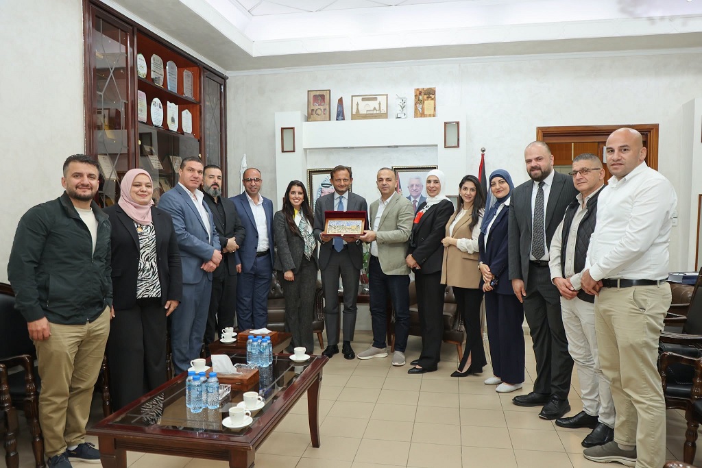 رئيس بلدية الخليل يلتقي القنصل العام الإيطالي