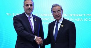 وزير الخارجية الصيني يلتقي نظيره التركي