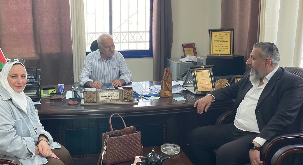 النضال الشعبي تبحث مع رئيس بلدية دير استيا تعزيز صمود المزارعين ومواجهة التحديات الاستيطانية