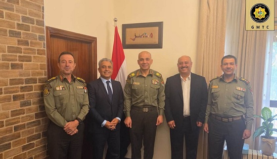 اللواء ركن محمود هارون يهنئ السفير المصري باسم عبد الهادي بتسلّم مهامه في فلسطين