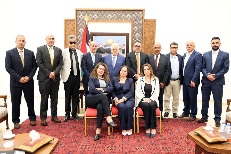 الرئيس محمود عباس يتسلم التقرير السنوي للهيئة المستقلة لحقوق الانسان