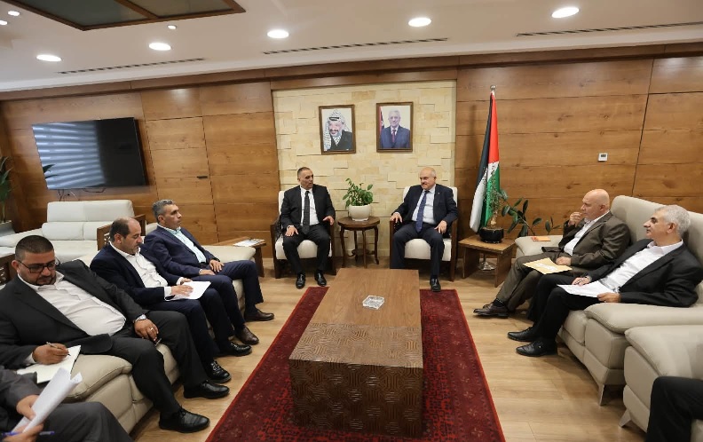 وزير الحكم المحلي يبحث مع وزير شؤون القدس اشرف الاعور احتياجات بلدية الرام ومجلس قروي النبي صموئيل