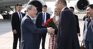 رئيس مجلس الدولة الصيني يصل إلى أوزبكستان لإجراء زيارة رسمية