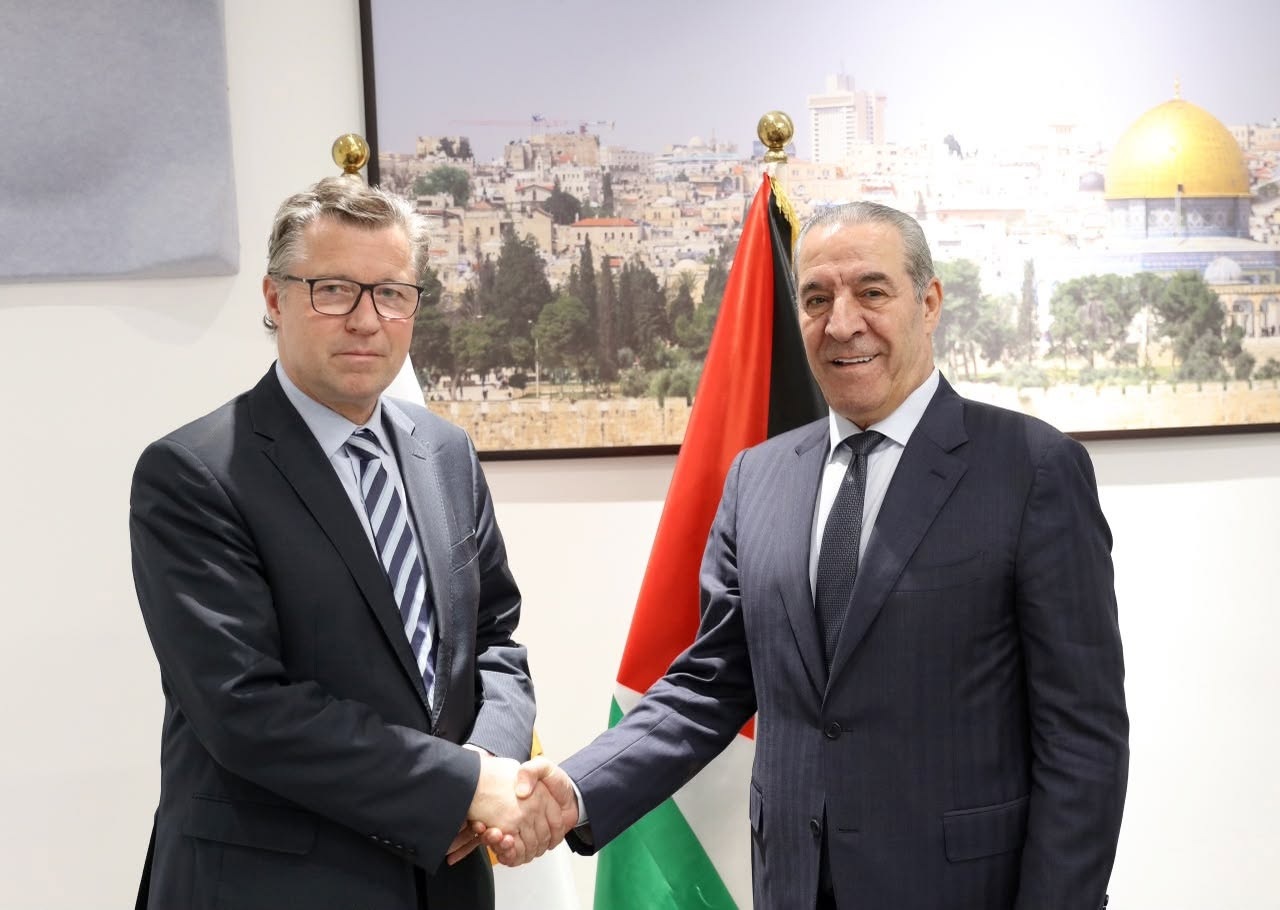 حسين الشيخ يبحث مع وزير الدولة للشؤون الخارجية الألماني آخر التطورات السياسية وتعزيز التعاون المشترك