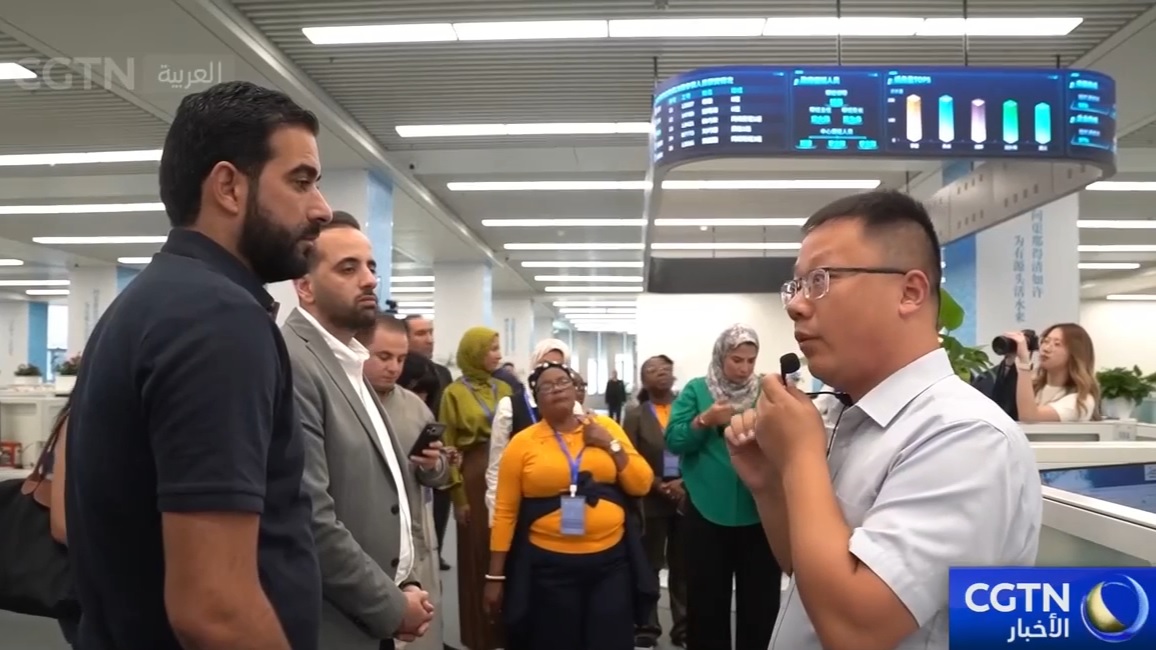 شخصيات سياسية عربية تتعرف على تجربة الخط الساخن 12345 في بكين